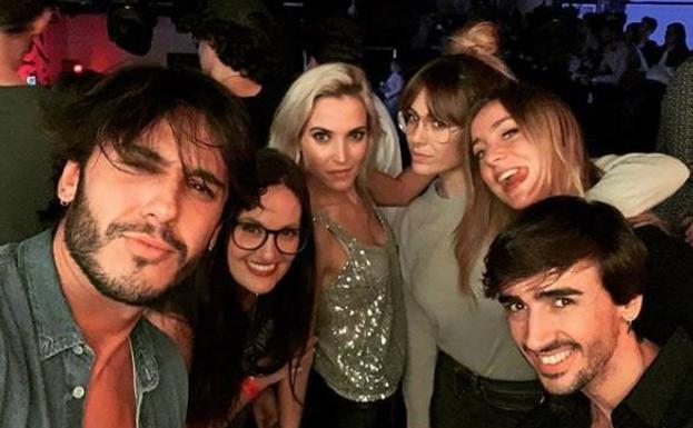 Imagen. Gabriel Llano con Ana Fernández, Blanca Suárez y unos amigos, en un concierto de Marlon.