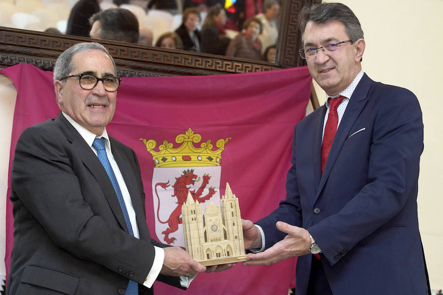 El presidente de la Diputación de León, Juan Martínez Majo, entrega la 'Pulchra Leonina' al leonés distinguido en Sevilla Valentín Ares Frade