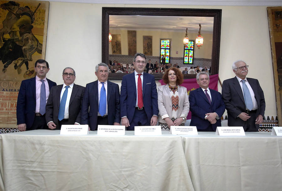 El presidente de la Diputación de León, Juan Martínez Majo, entrega la 'Pulchra Leonina' al leonés distinguido en Sevilla Valentín Ares Frade