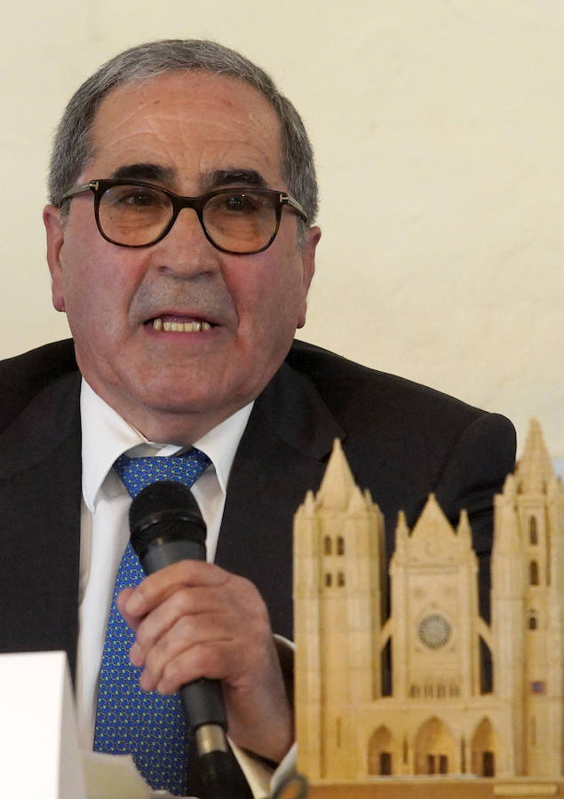 El presidente de la Diputación de León, Juan Martínez Majo, entrega la 'Pulchra Leonina' al leonés distinguido en Sevilla Valentín Ares Frade