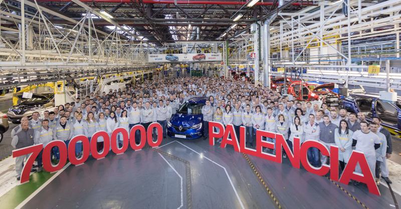 La plantilla de Renault Palencia en abril de 2018, cuando se contabilizó el vehículo siete millones fabricado en las instalaciones palentinas desde su puesta en servicio hace ahora 41 años. 