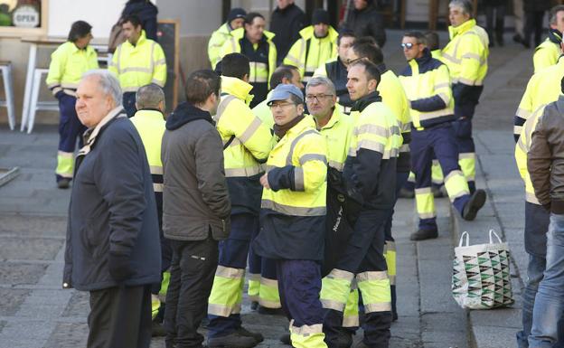 Los trabajadores del servicio de limpieza en las calles de León.