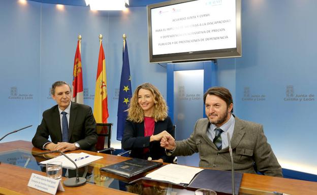 La consejera de Familia e Igualdad de Oportunidades, Alicia García, y el presidente de CERMI, Francisco Sardón, firman y presentan un acuerdo en materia de atención a las personas con discapacidad y dependencia en la Comunidad. 