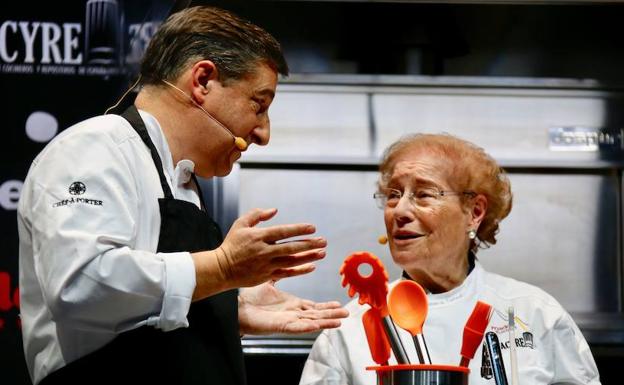 Joan Roca, con su madre, Montserrat Fontané, en Madrid Fusión 2018. 