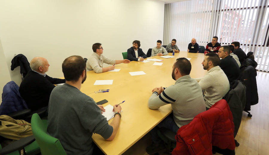 Fotos: IU se reúne con los trabajadores de Embutidos Rodríguez