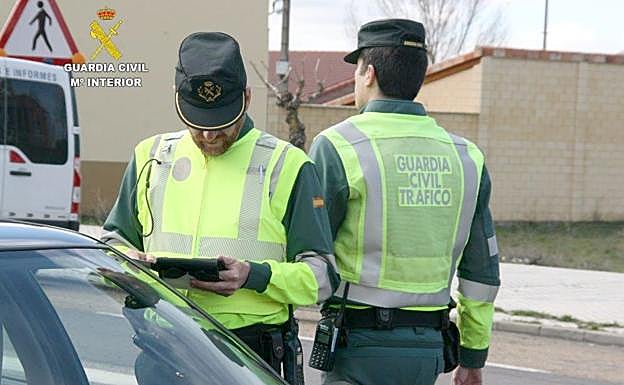 Agentes de la Guardia Civil durante un control.