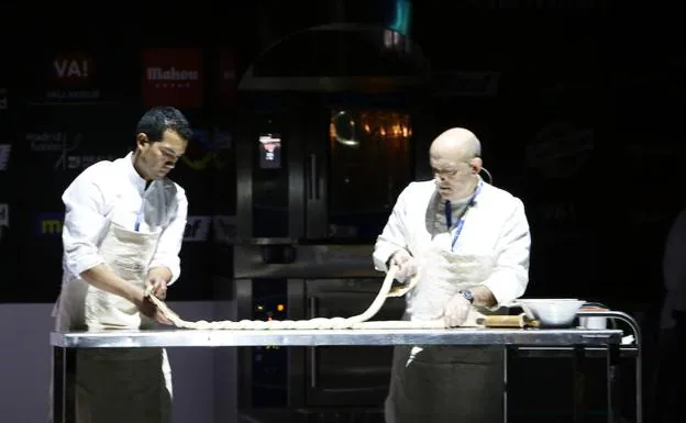 El pastelero Tomeu Arbona y el cocinero Andreu Genestra trenzando una ensaimada.