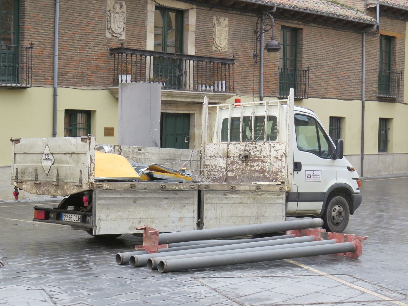 El Ayuntamiento retira el viejo kiosco de la Plaza Puerta Obispo después de una década desocupado | En la actualidad se había convertido en un 'palomar' | La zona quedará diáfana y la plaza gana espacio