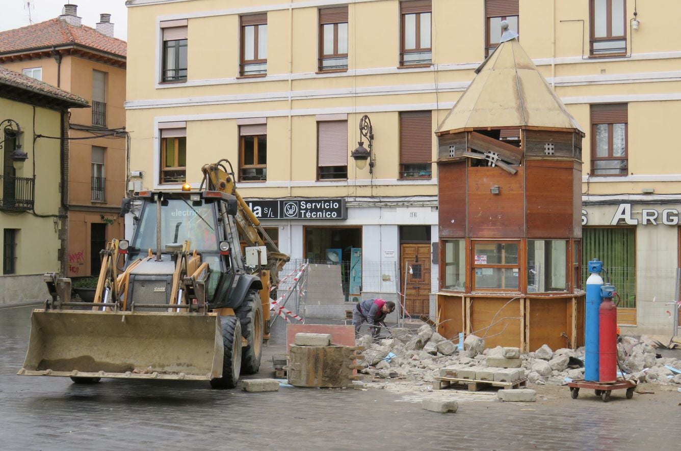 El Ayuntamiento retira el viejo kiosco de la Plaza Puerta Obispo después de una década desocupado | En la actualidad se había convertido en un 'palomar' | La zona quedará diáfana y la plaza gana espacio