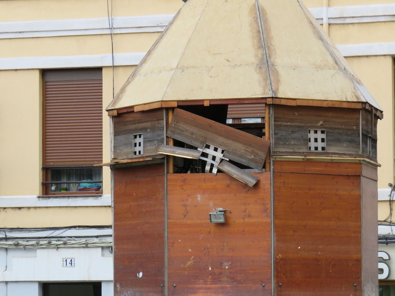 El Ayuntamiento retira el viejo kiosco de la Plaza Puerta Obispo después de una década desocupado | En la actualidad se había convertido en un 'palomar' | La zona quedará diáfana y la plaza gana espacio