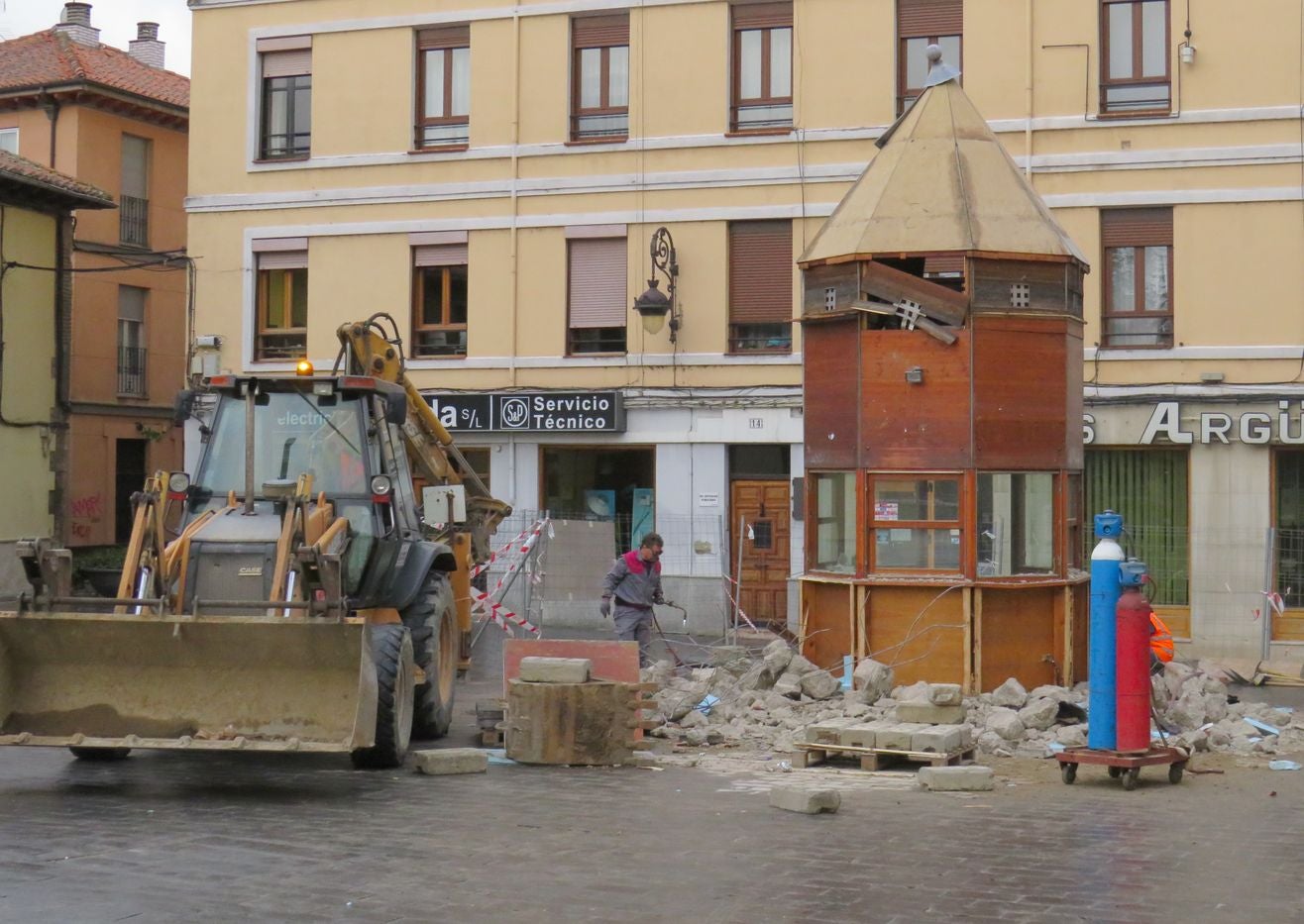 El Ayuntamiento retira el viejo kiosco de la Plaza Puerta Obispo después de una década desocupado | En la actualidad se había convertido en un 'palomar' | La zona quedará diáfana y la plaza gana espacio