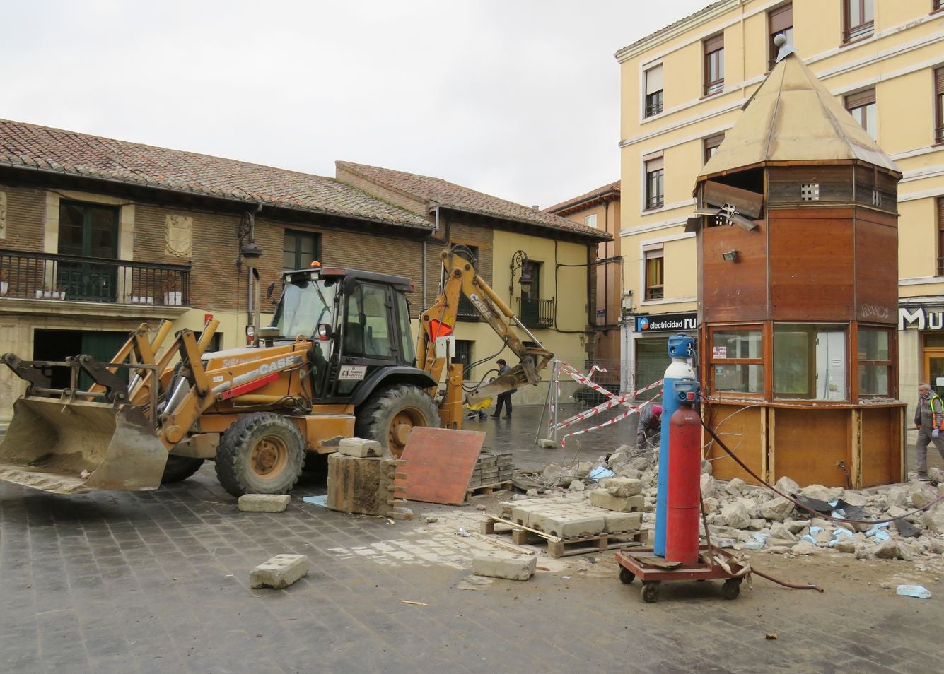 El Ayuntamiento retira el viejo kiosco de la Plaza Puerta Obispo después de una década desocupado | En la actualidad se había convertido en un 'palomar' | La zona quedará diáfana y la plaza gana espacio