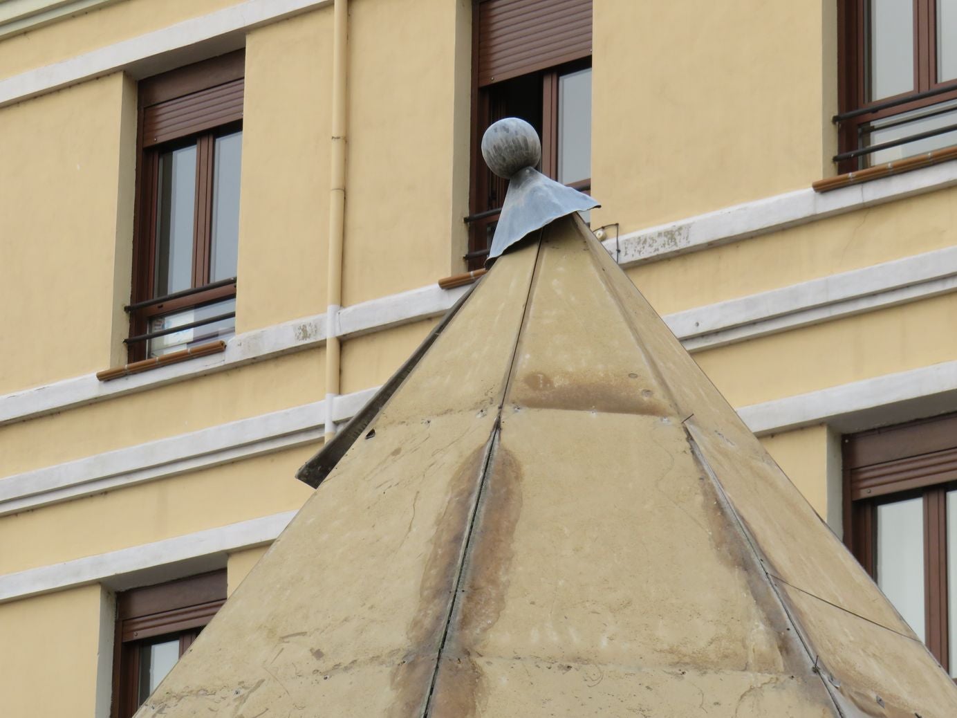 El Ayuntamiento retira el viejo kiosco de la Plaza Puerta Obispo después de una década desocupado | En la actualidad se había convertido en un 'palomar' | La zona quedará diáfana y la plaza gana espacio