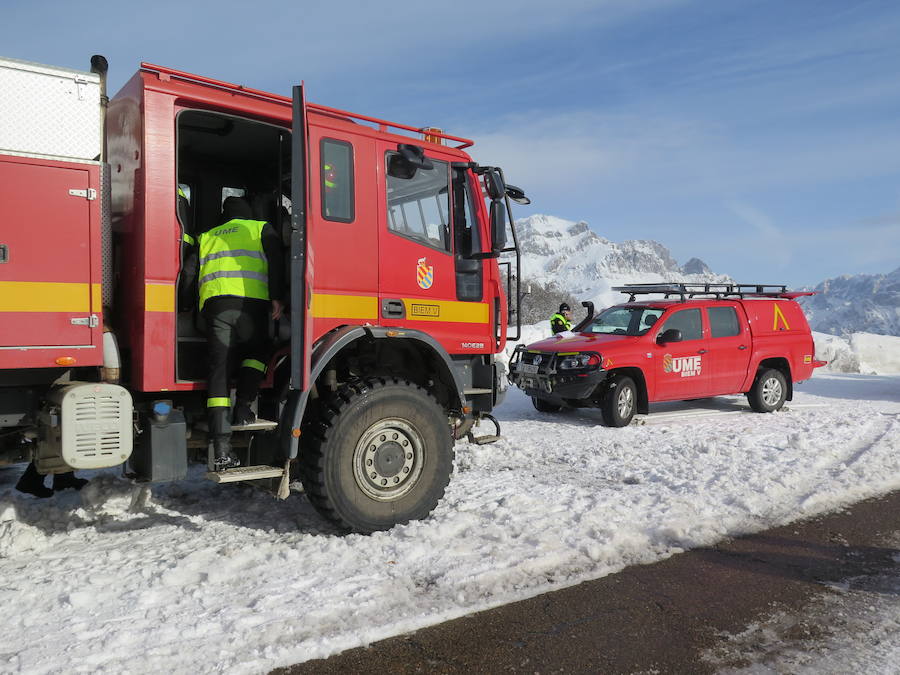 Fotos: Emergencia UME: una persona perdida en la nieve