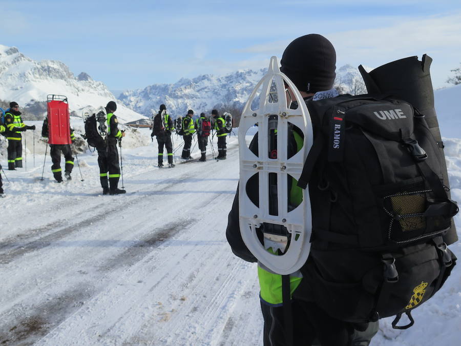 Fotos: Emergencia UME: una persona perdida en la nieve