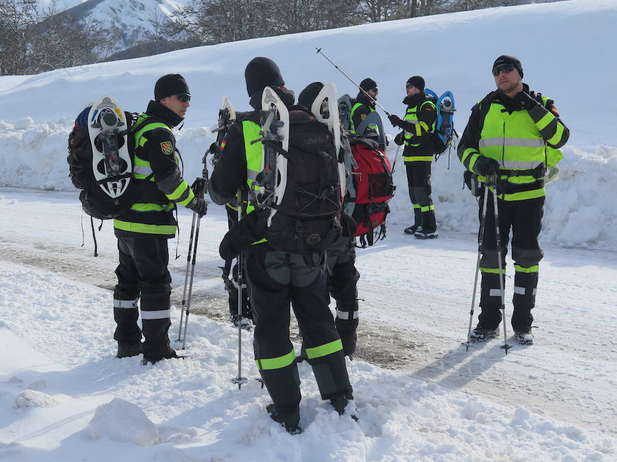 Fotos: Emergencia UME: una persona perdida en la nieve