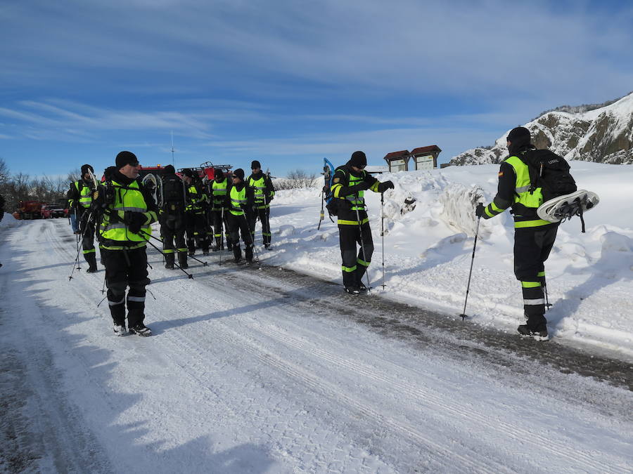 Fotos: Emergencia UME: una persona perdida en la nieve