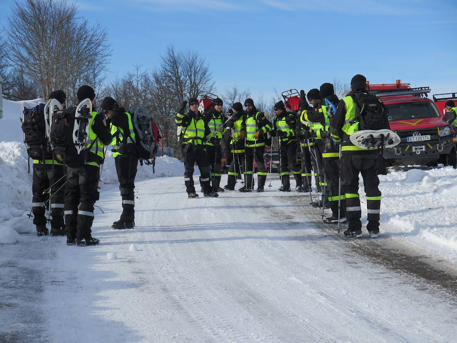 Fotos: Emergencia UME: una persona perdida en la nieve