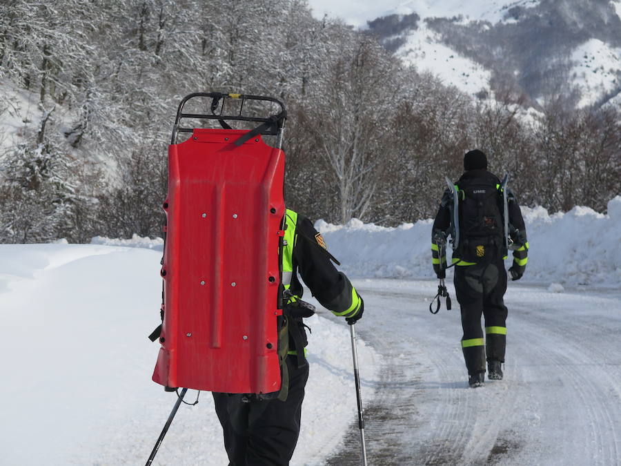 Fotos: Emergencia UME: una persona perdida en la nieve