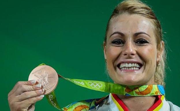 Lydia Valentín posa con su bronce de Río 2016.