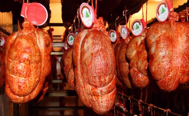 Galería. Para la elaboración de este producto, El Pinar, se nutre de cerdos grasos.