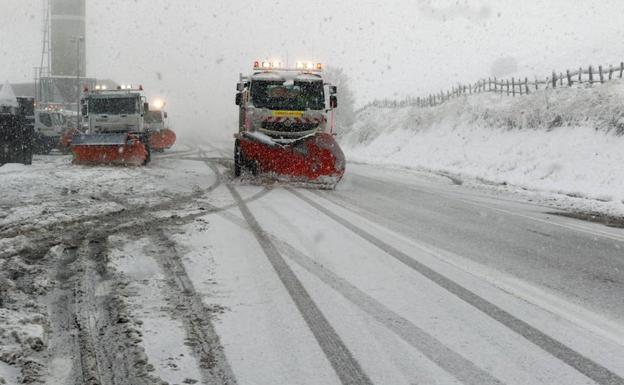 La nieve cierra un puerto y obliga al uso de cadenas en otros cuatro en la provincia