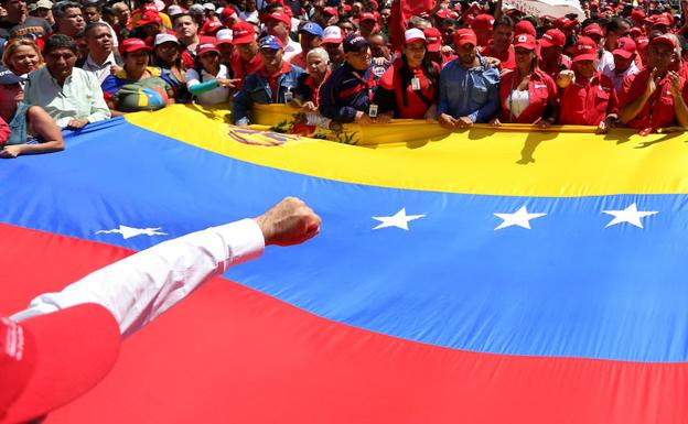 Varias personas se manifiestan en apoyo de Nicolás Maduro. 