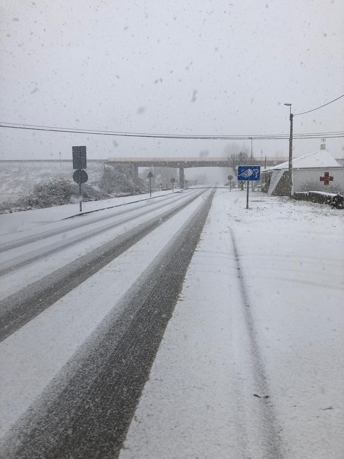 La nieve cierra dos puertos en León y Burgos, embolsa camiones en la A-52, en Sanabria, y obliga a usar cadenas en tres tramos. En las fotos, imágenes de León capital y de la provincia de León