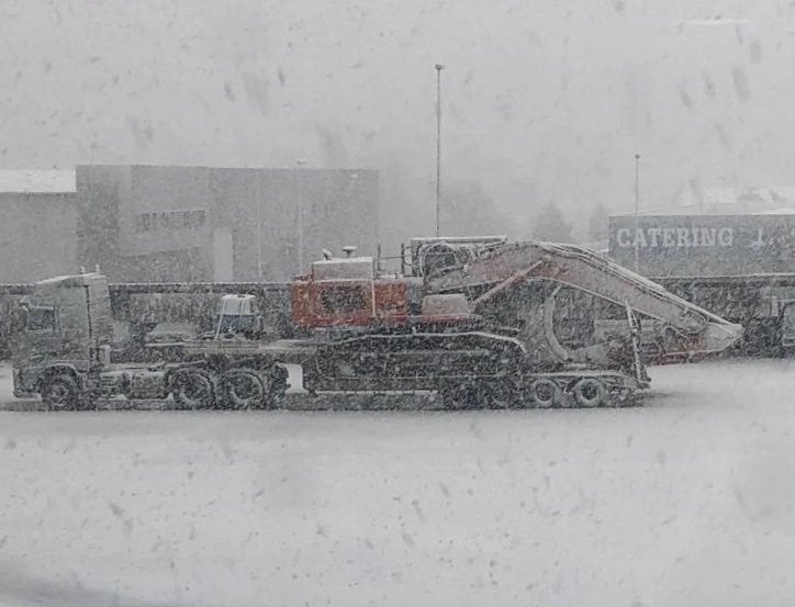 La nieve cierra dos puertos en León y Burgos, embolsa camiones en la A-52, en Sanabria, y obliga a usar cadenas en tres tramos. En las fotos, imágenes de León capital y de la provincia de León