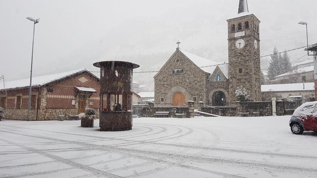 La nieve cierra dos puertos en León y Burgos, embolsa camiones en la A-52, en Sanabria, y obliga a usar cadenas en tres tramos. En las fotos, imágenes de León capital y de la provincia de León