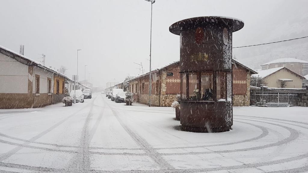 La nieve cierra dos puertos en León y Burgos, embolsa camiones en la A-52, en Sanabria, y obliga a usar cadenas en tres tramos. En las fotos, imágenes de León capital y de la provincia de León