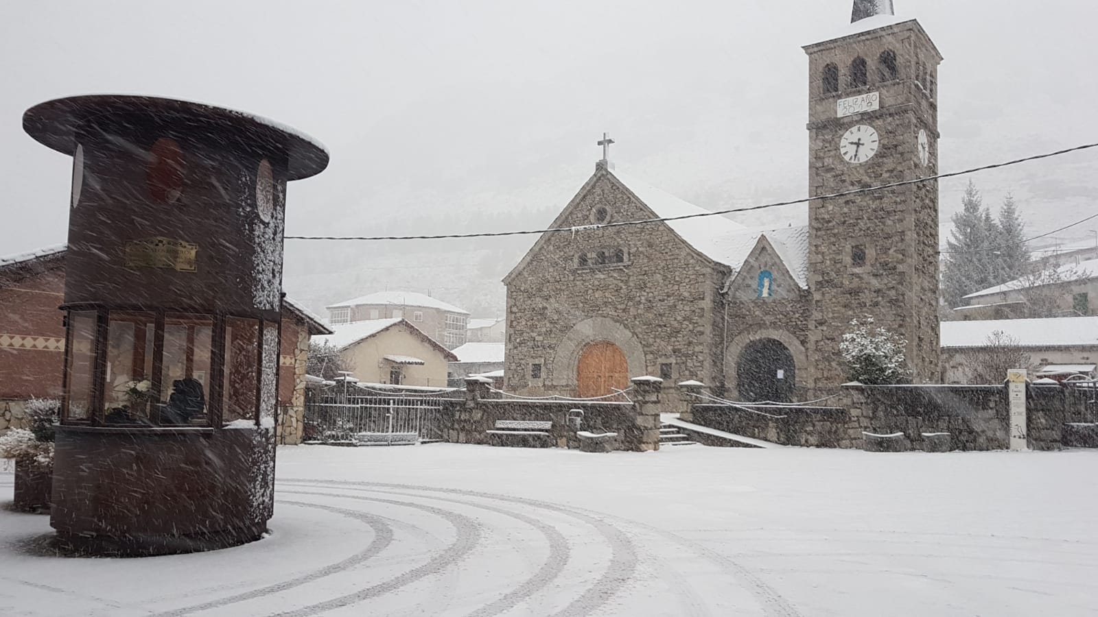 La nieve cierra dos puertos en León y Burgos, embolsa camiones en la A-52, en Sanabria, y obliga a usar cadenas en tres tramos. En las fotos, imágenes de León capital y de la provincia de León