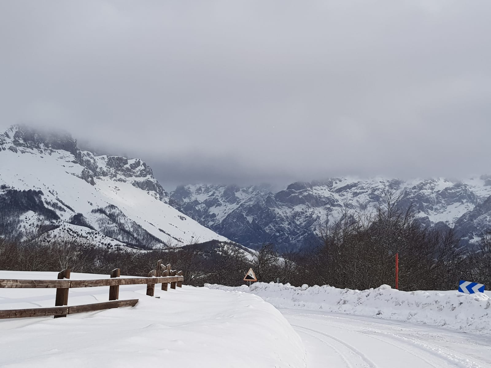 La nieve cierra dos puertos en León y Burgos, embolsa camiones en la A-52, en Sanabria, y obliga a usar cadenas en tres tramos. En las fotos, imágenes de León capital y de la provincia de León