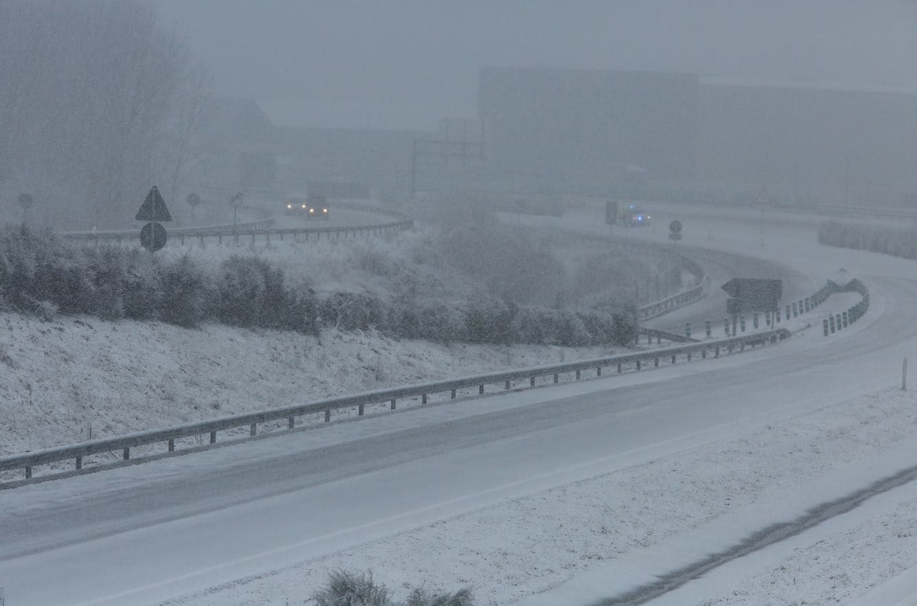 La autovía A6 cortada por el temporal de nieve a su paso por la localidad de Bembibre