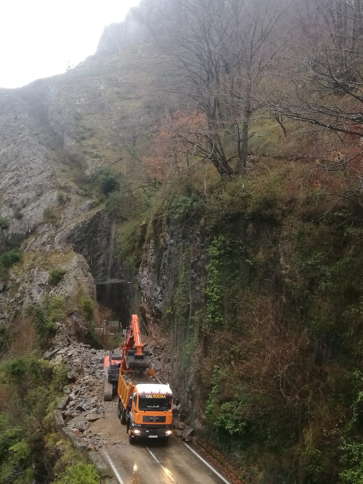 Fotos: Avanzan las labores de limpieza del argayo en Los Beyos