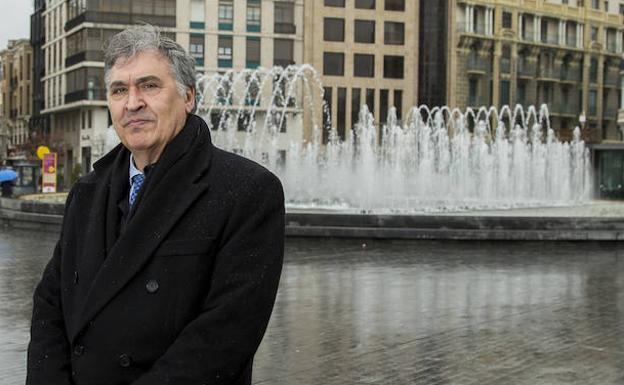 Juan Miguel Martínez Gabaldón posa en la Plaza de Zorrilla de Valladolid para la entrevista. 