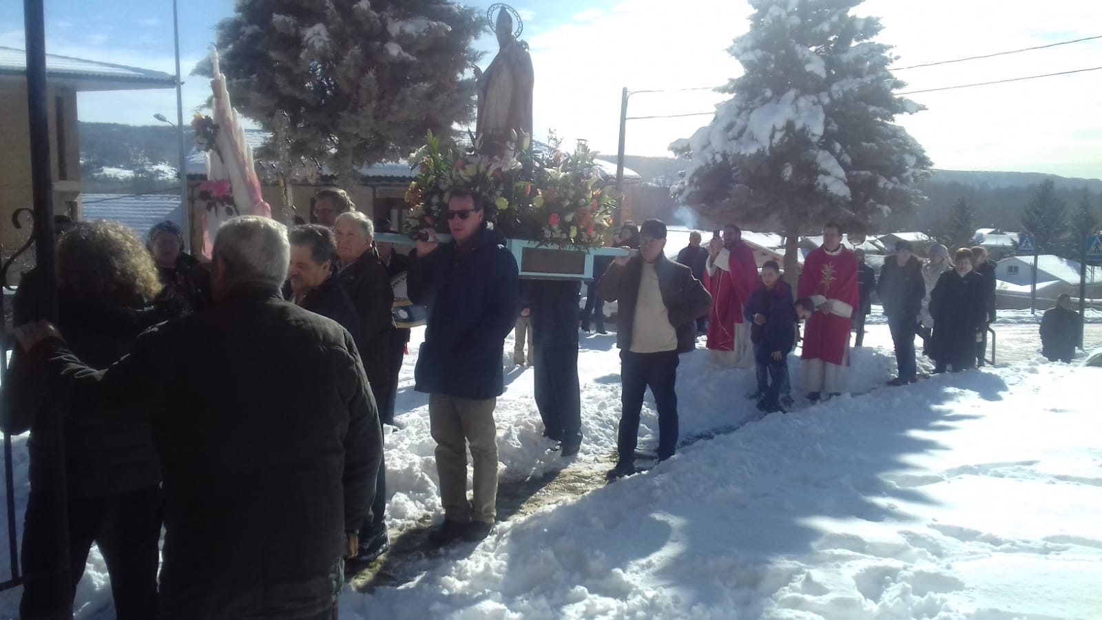 La localidad realiza su tradicional paseo del santo entre la nieve pero con una amplia concurrencia vecinal