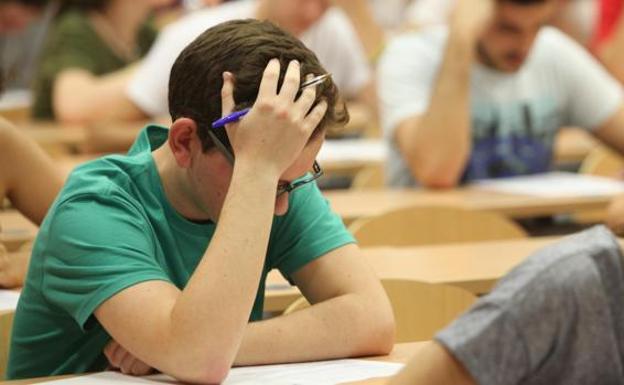 Un estudiante en el momento de la prueba.