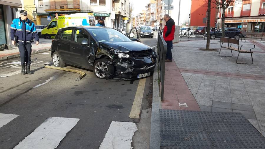 Fotos: Una mujer herida en un choque en León