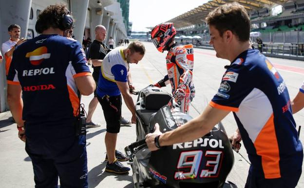 Marc Márquez, junto a su moto en el circuito de Sepang. 