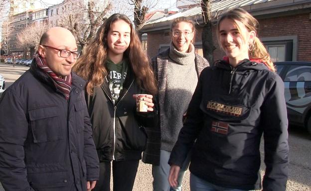 Galería. Jesús Vidal saluda a varias estudiantes a su llegada al Albéitar.