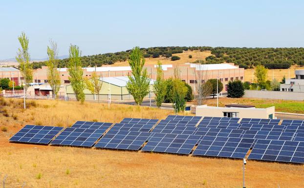 Una instalación industrial de paneles solares. 