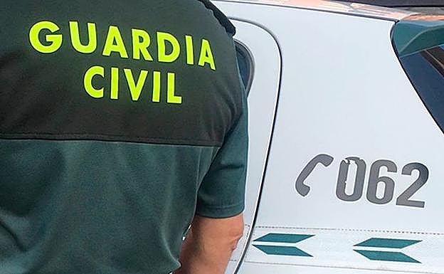 Piden dos años de cárcel a dos guardias civiles por exhibir sus armas al son del 'Cara al sol'