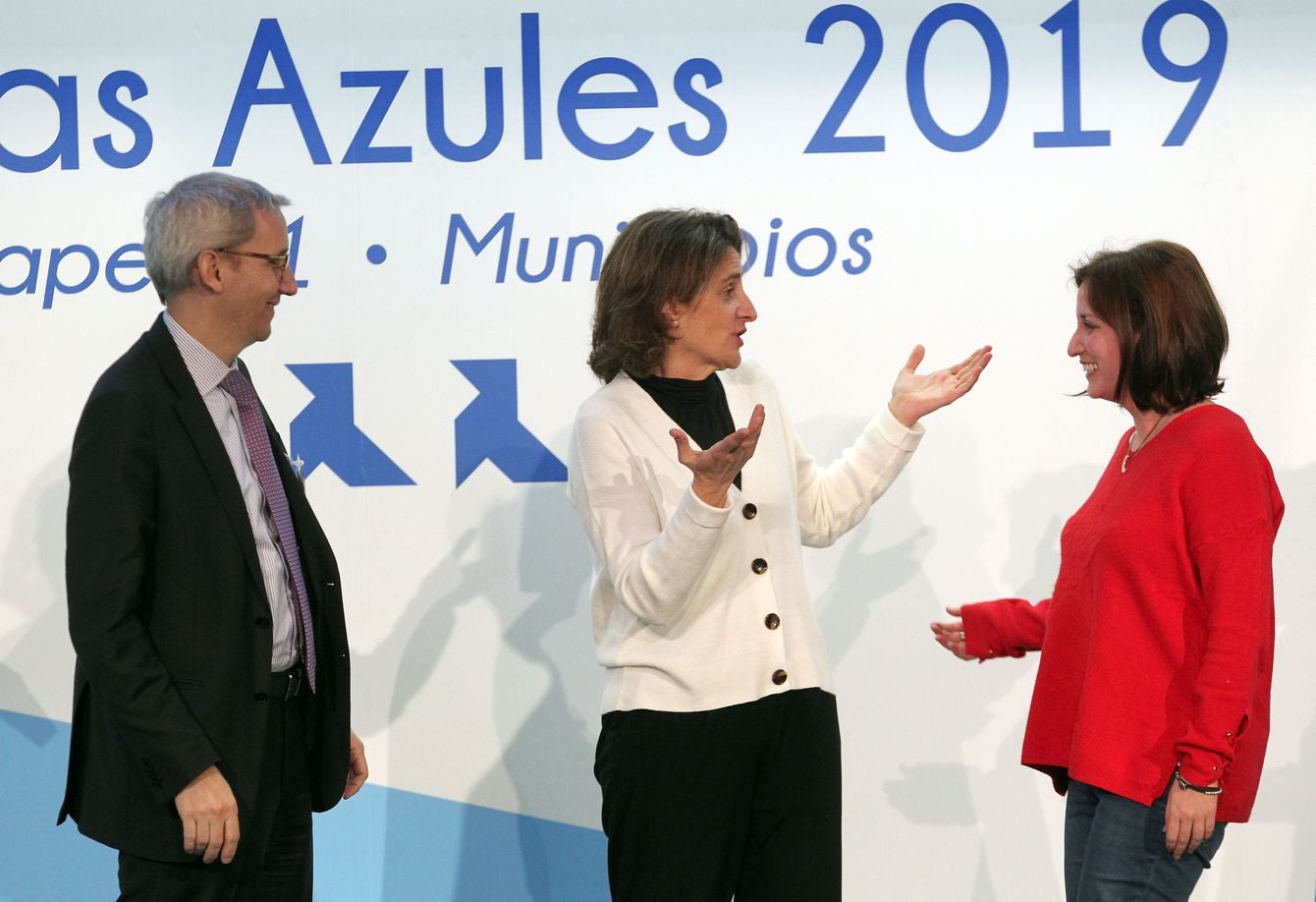 El alcalde de León Antonio Silvan recoge el premio otorgado al ayuntamiento por el programa 'Pajaritas Azules' de la Asocicación Española de Fabricantes de Pasta, Papel y Cartón ( ASPAPEL) a la exelencia en la recogida selectiva de papel y cartón, de manos de la ministra de Transición Ecologica, Teresa Rivera y del presidente de ASPAPEL, Jordi Mercader.