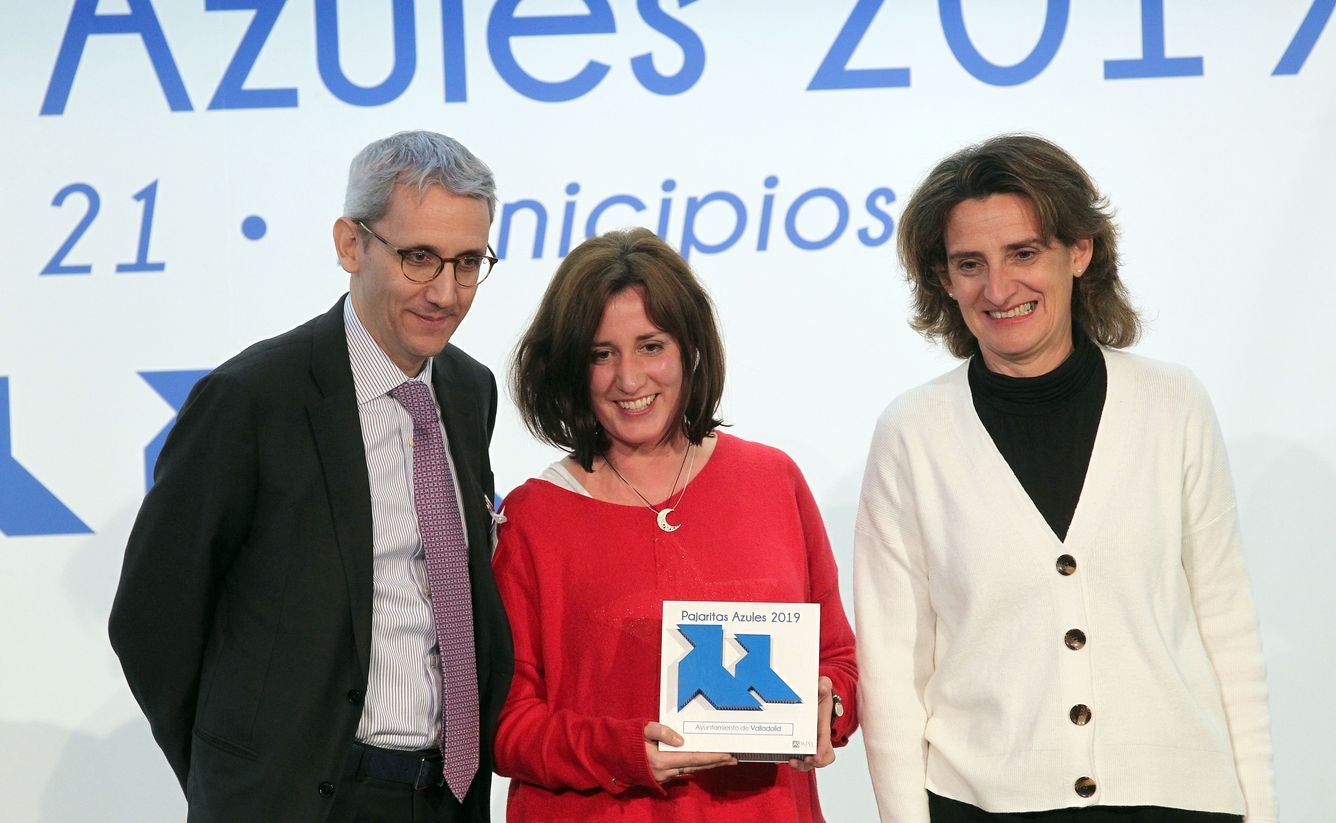 El alcalde de León Antonio Silvan recoge el premio otorgado al ayuntamiento por el programa 'Pajaritas Azules' de la Asocicación Española de Fabricantes de Pasta, Papel y Cartón ( ASPAPEL) a la exelencia en la recogida selectiva de papel y cartón, de manos de la ministra de Transición Ecologica, Teresa Rivera y del presidente de ASPAPEL, Jordi Mercader.