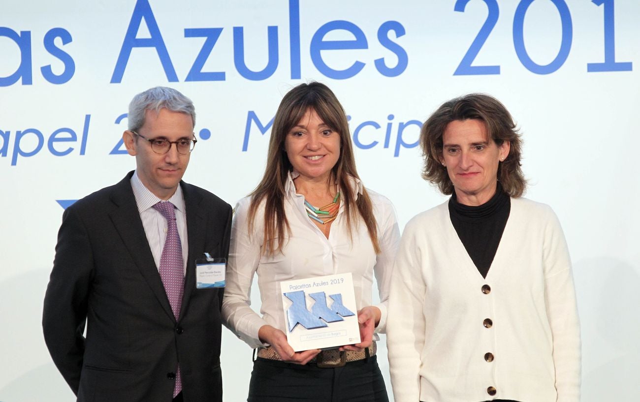 El alcalde de León Antonio Silvan recoge el premio otorgado al ayuntamiento por el programa 'Pajaritas Azules' de la Asocicación Española de Fabricantes de Pasta, Papel y Cartón ( ASPAPEL) a la exelencia en la recogida selectiva de papel y cartón, de manos de la ministra de Transición Ecologica, Teresa Rivera y del presidente de ASPAPEL, Jordi Mercader.