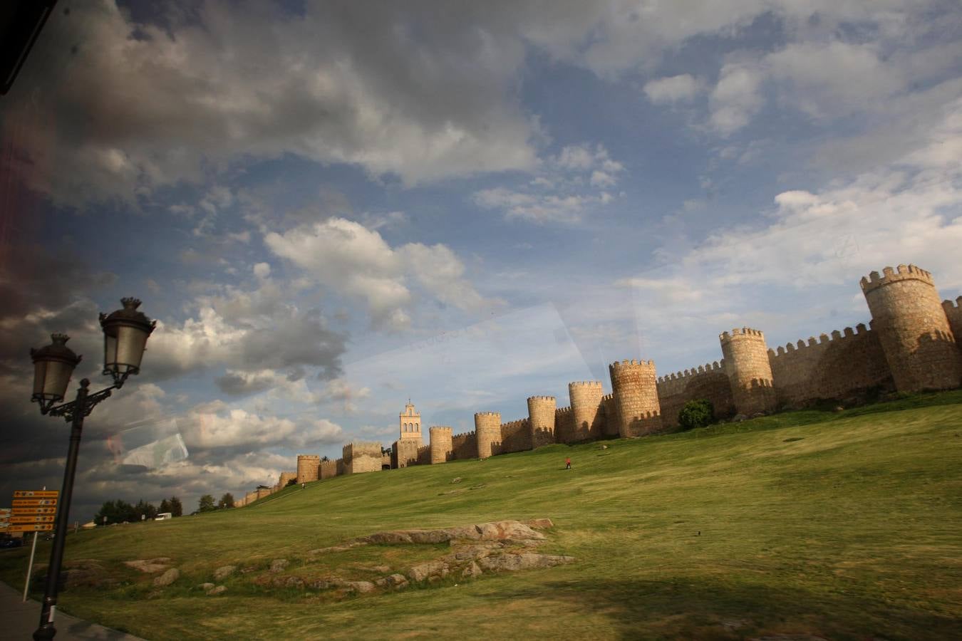 Visitar Ávila. Declarada por la UNESCO Ciudad Patrimonio de la Humanidad en 1985 la ciudad invita a pasear por sus calles para descubrir la belleza singular de sus múltiples rincones y su deliciosa gastronomía, visitar sus grandes edificios históricos, y descubrir las huellas y el legado que dejó en Ávila Santa Teresa de Jesús. No se debe abandonar la ciudad sin recorrer la muralla bien desde el adarve bien rodeándola perimetralmente.