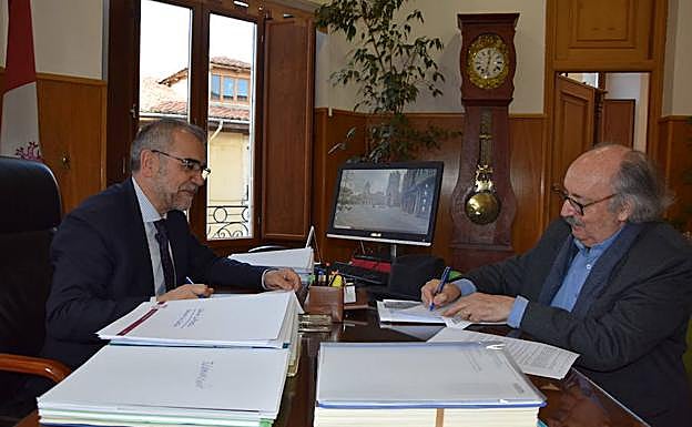 El alcalde, José Miguel Palazuelo, y Antonio Colinas firman el Convenio de cesión del «Fondo Cultural Antonio Colinas»