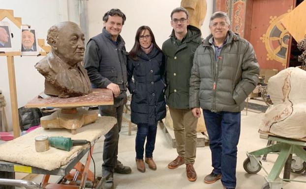 Representantes del Ademar, durante su visita al estudio del escultor.