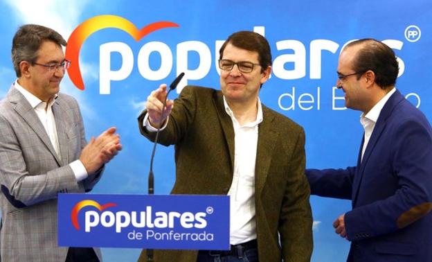 El presidente del Partido Popular de Castilla y León, Alfonso Fernández Mañueco (C), junto al presidente del PP de León, Juan Martínez Majo (I), y el candidato del PP al Ayuntamiento de Ponferrada, Marco Morala (D), durante su presentación como candidato.